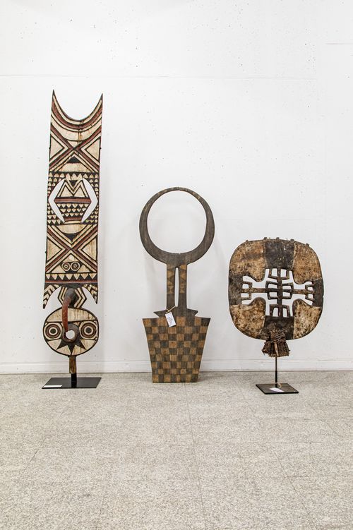 Bwa Maske (Burkina Faso) Holz; Bedu Maske (Burkina Faso) Holz; Kwonro Kopfaufsatz (Elfenbeinküste) Holz / Pflanzenfaser