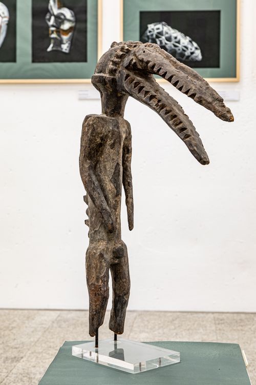 Figur eines Maskenträgers (Nigeria), Holz / Farbreste / Patina
