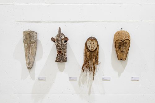 v.l.: Fang Maske (Gabon), Holz; Songye Maske (D.R. Kongo), Holz; Lega Maske (D.R. Kongo), Holz; Fang Maske (Gabon), Holz 